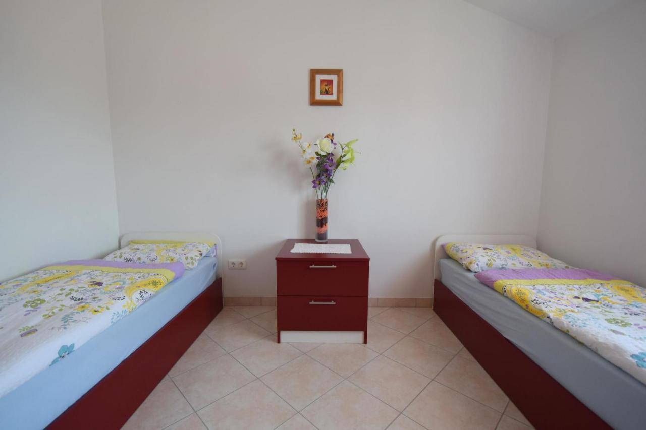 Apartments Gabrijel Malinska Buitenkant foto